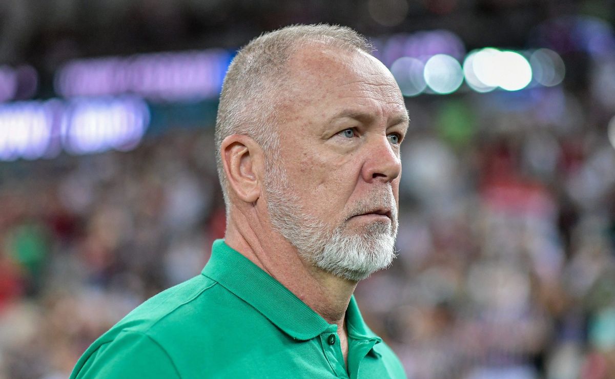 Mano Menezes recebe notícia de ausência de atleta, antes de duelo com Palmeiras