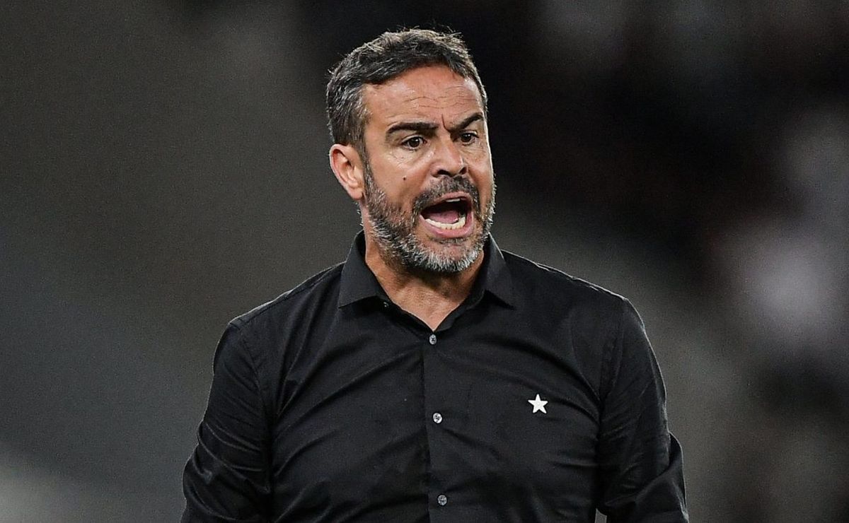 Artur Jorge é chamado para reunião com Textor e tem futuro no Botafogo definido