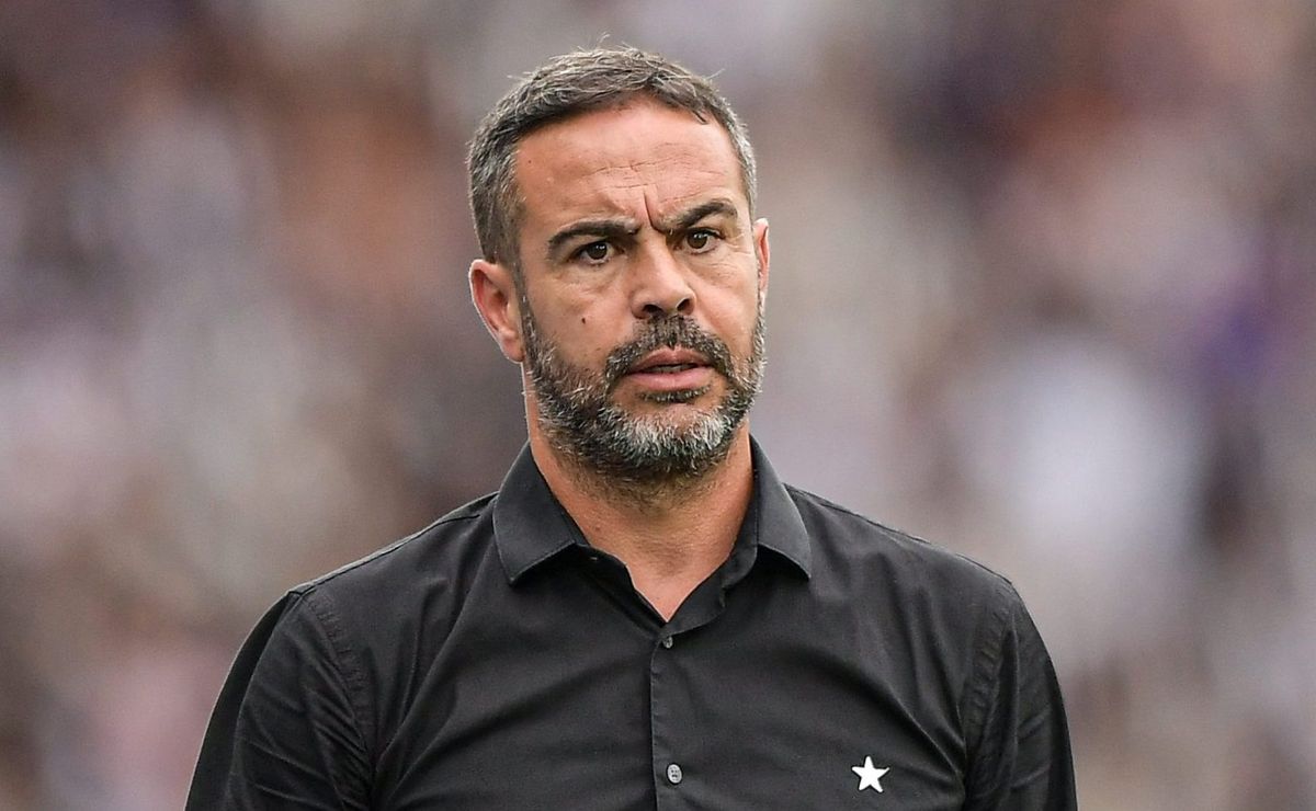 Artur Jorge tem proposta para deixar o Botafogo, mas prioriza permanência