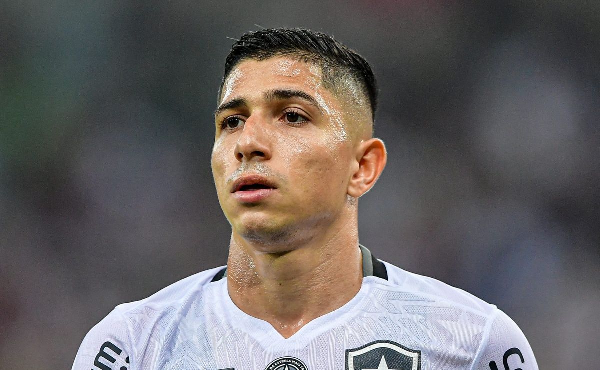 Futuro incerto: Savarino quebra silêncio sobre permanência no Botafogo