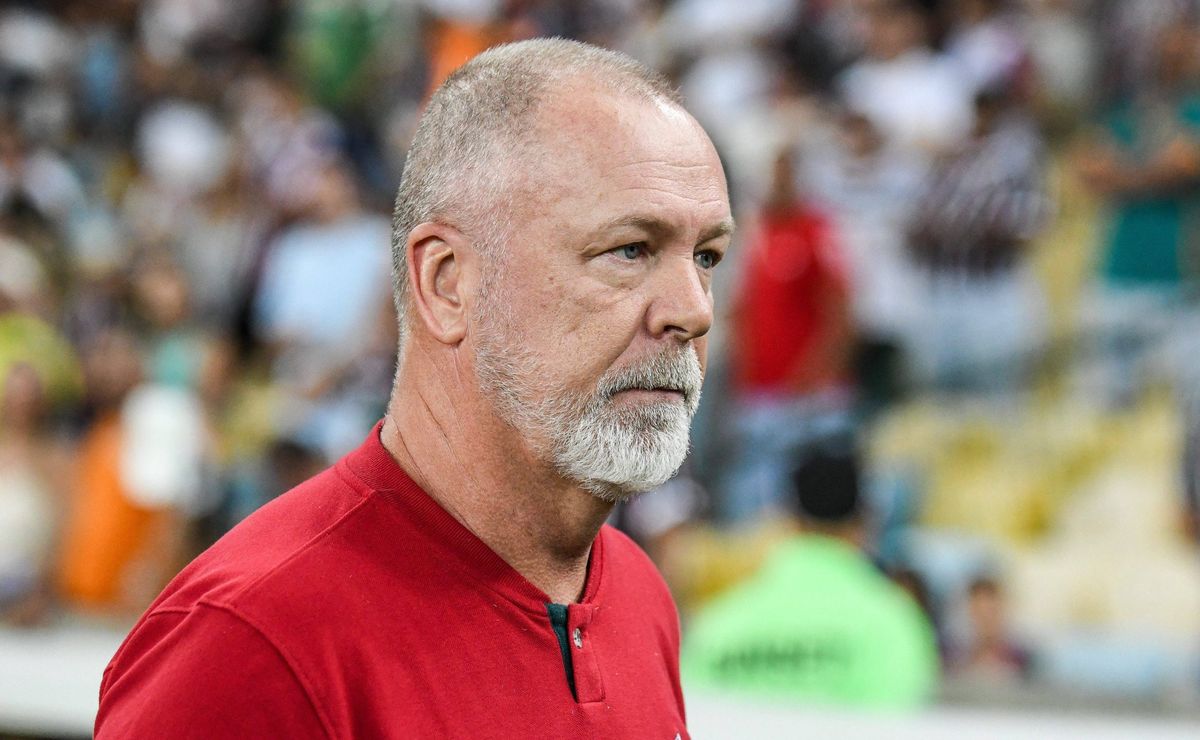Mano Menezes define e Felipe Alves e +1 não jogam mais no Fluminense