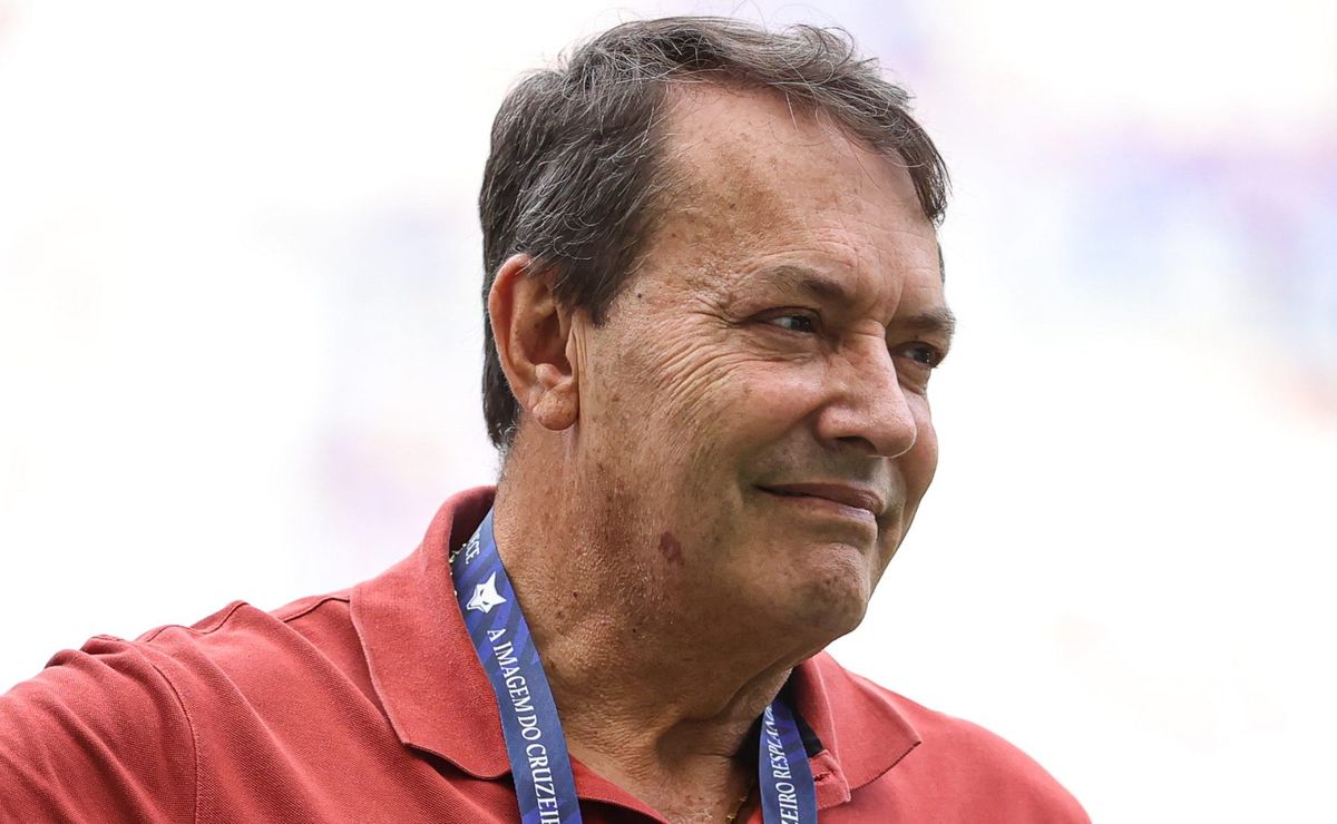 Pedro Lourenço prepara barca de saída do Cruzeiro com Marlon, Zé Ivaldo, Fernando Henrique e Anderson