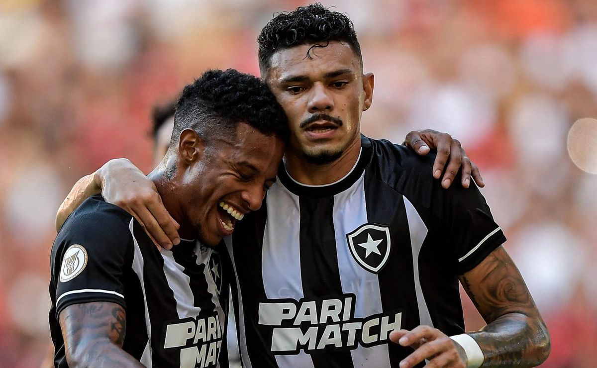 Botafogo negocia contratação de Jair e oferece 3 jogadores ao Santos por troca
