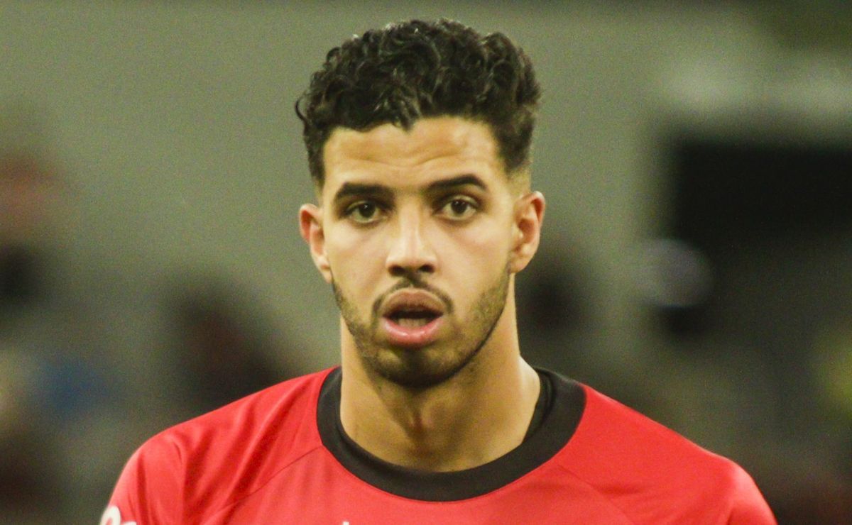 Vasco aproveita rebaixamento do Athletico-PR e procura zagueiro Kaique Rocha