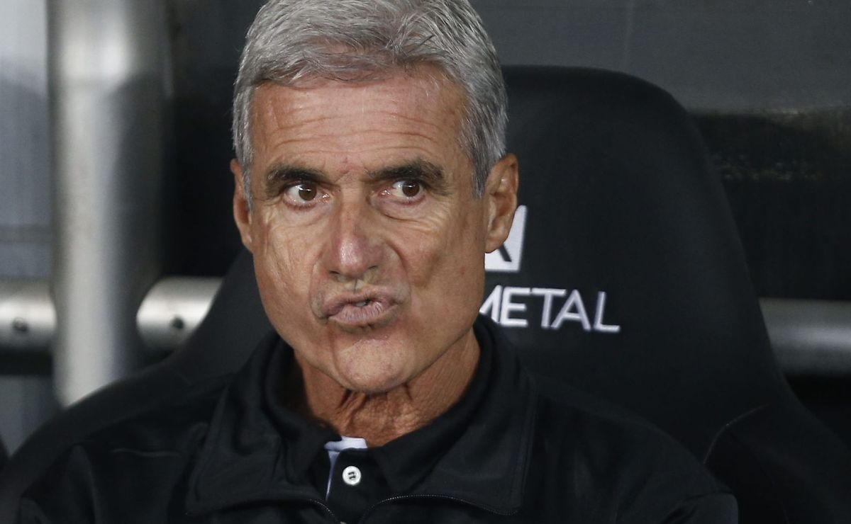 Luís Castro, alvo do Grêmio, pede R$ 2,5 milhões de salários para assumir clube em 2025