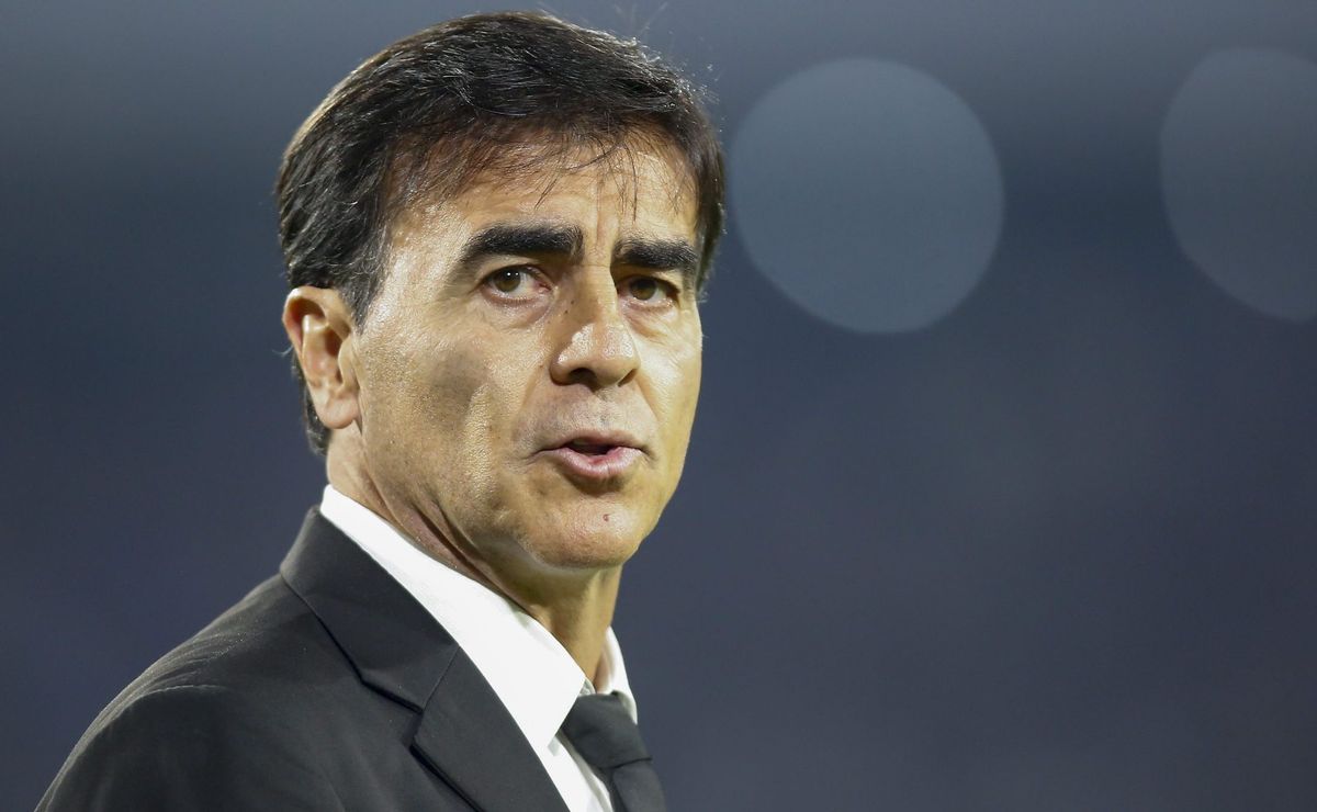 Após confirmar Gustavo Quinteros, Santos quer anunciar Juan Quintero, Almendra e Martinena