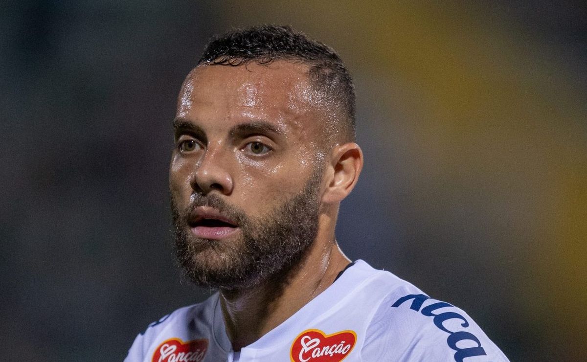 Santos tem interesse em Erick, do Athletico, e oferece Guilherme em troca para fechar contratação