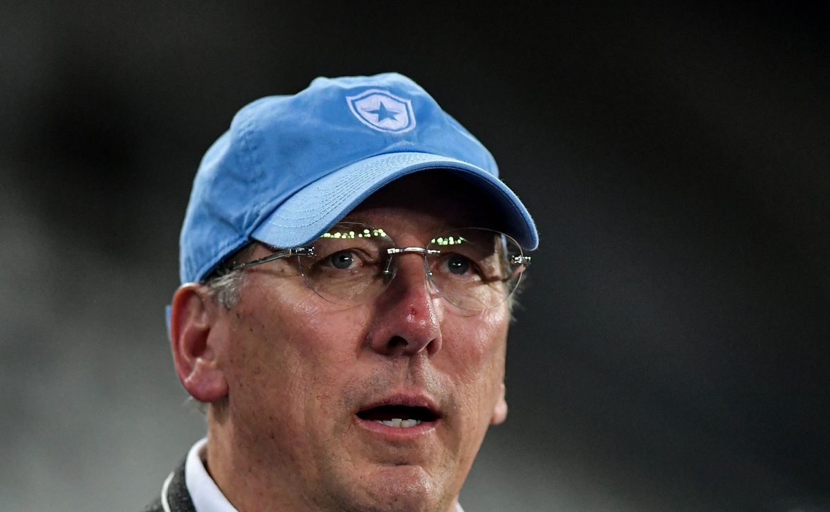 Após falha de John no Mundial, Textor abre conversas para contratar Léo Linck no Botafogo