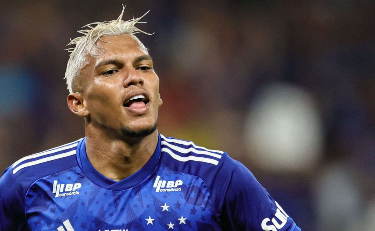 Diretoria do Cruzeiro avança nas negociações para manter dois titulares da equipe principal