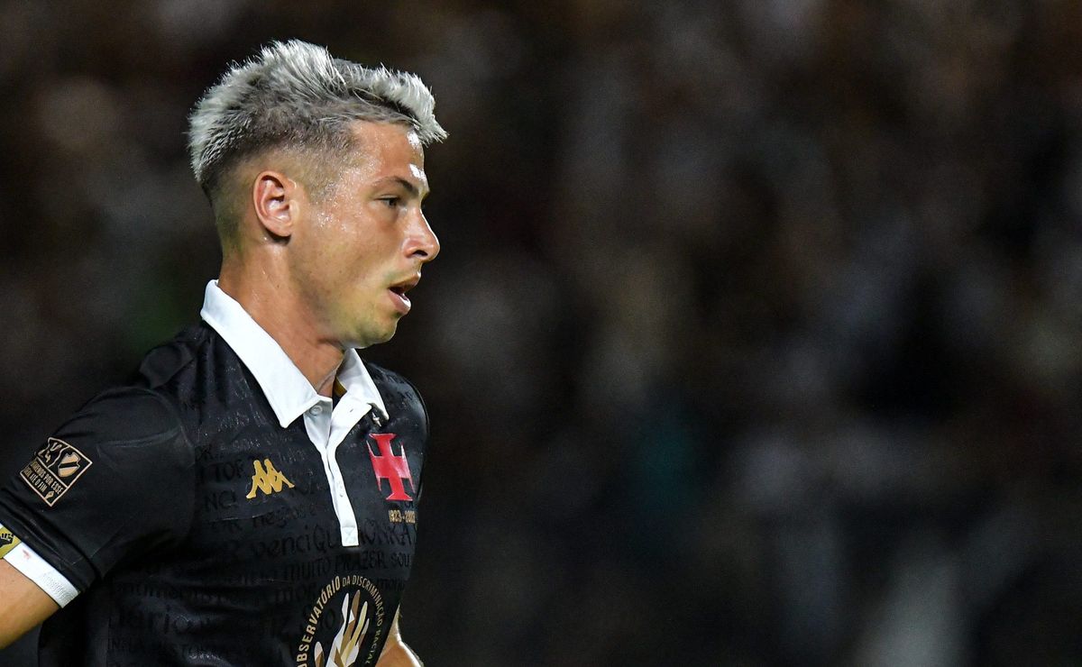 Capasso está de volta ao Vasco após empréstimo, mas ainda não define futuro