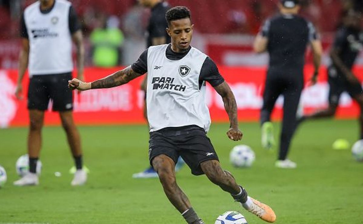 Vasco faz nova tentativa por Tchê Tchê após Botafogo liberar o meio-campista
