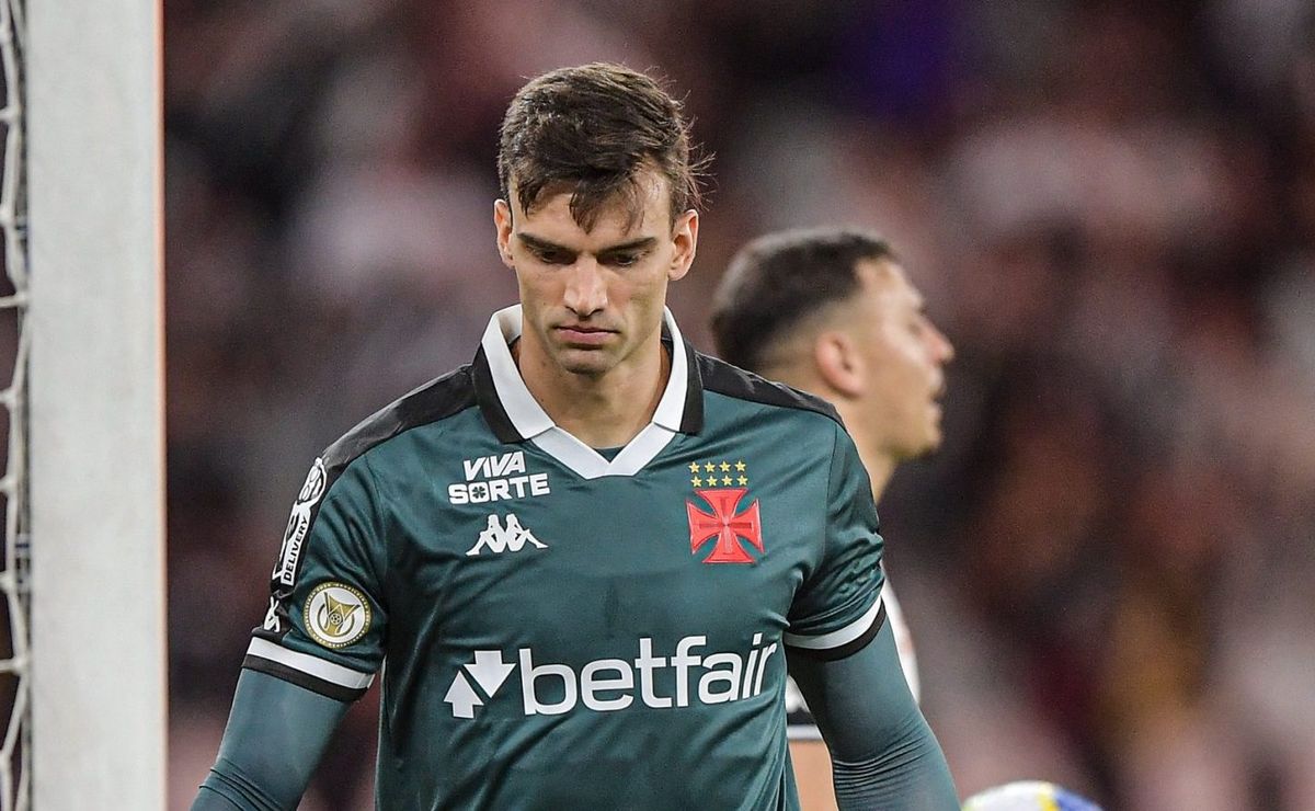 Após interesse do Bahia, Vasco propõe renovação de quatro anos para Léo Jardim