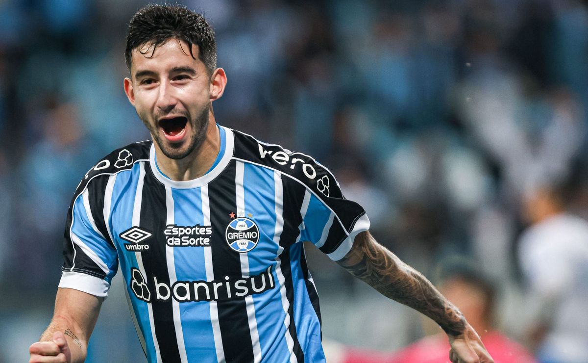 Negociação de Villasanti para deixar o Grêmio é desmentida pelo Palmeiras, afirma André Hernan