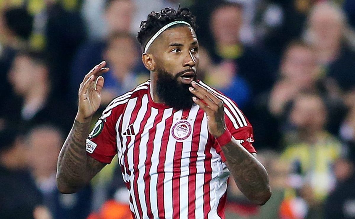 Rodinei, ex-Flamengo, é eleito melhor lateral-direito do futebol grego pelo 2º ano seguido