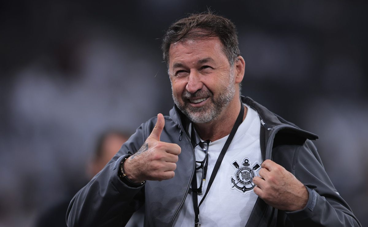 Craque Neto é homenageado no Corinthians e Augusto Melo exalta a importância do ex-jogador