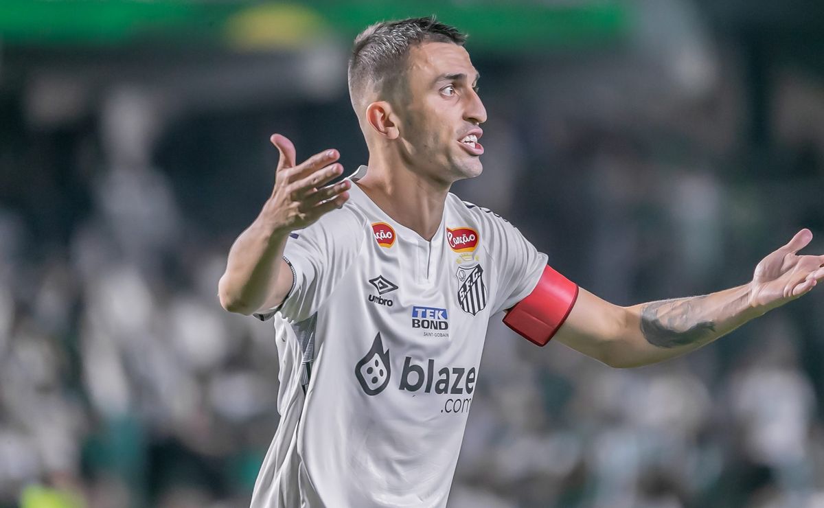 Com chegada de Zé Rafael, João Schmidt pode estar de saída do Santos