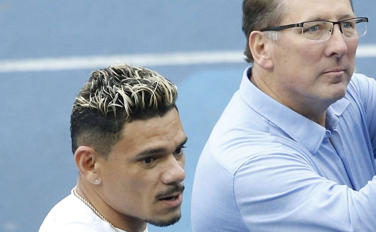 Tiquinho Soares, do Botafogo, recebe contato do Fluminense e pode ser negociado por Textor