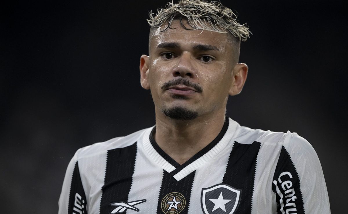 Tiquinho Soares entra no radar do Fluminense e Botafogo toma decisão sobre futuro