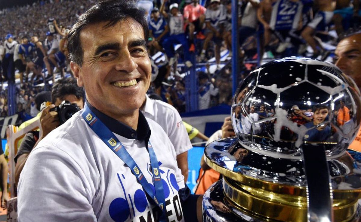 Gustavo Quinteros surpreende o Santos e expõe possibilidade de ficar no Vélez Sarsfied: “O mais importante...”