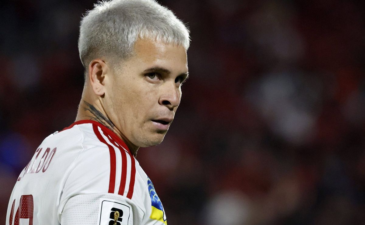 Santos tenta nova troca com o Grêmio por Soteldo e busca camisa 10