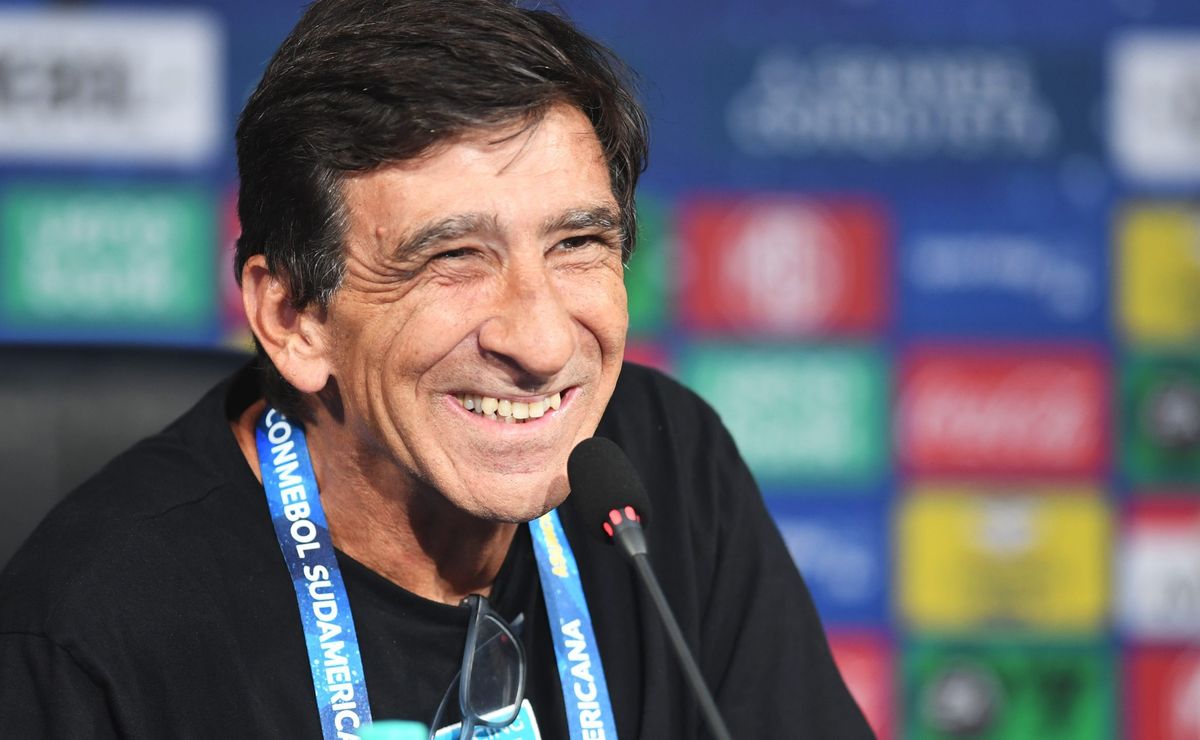 Quinteros demora e Santos abre conversas para contratar Gustavo Costas, do Racing