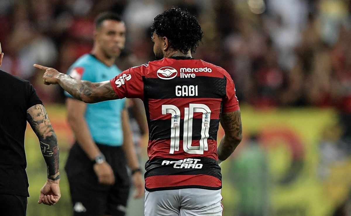 Flamengo teve mais de 30 jogadores que vestiram a camisa 10 neste século