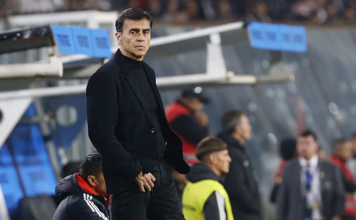 Acordo entre Santos e Gustavo Quinteros sofre reviravolta e treinador encaminha renovação com Vélez Sarsfield