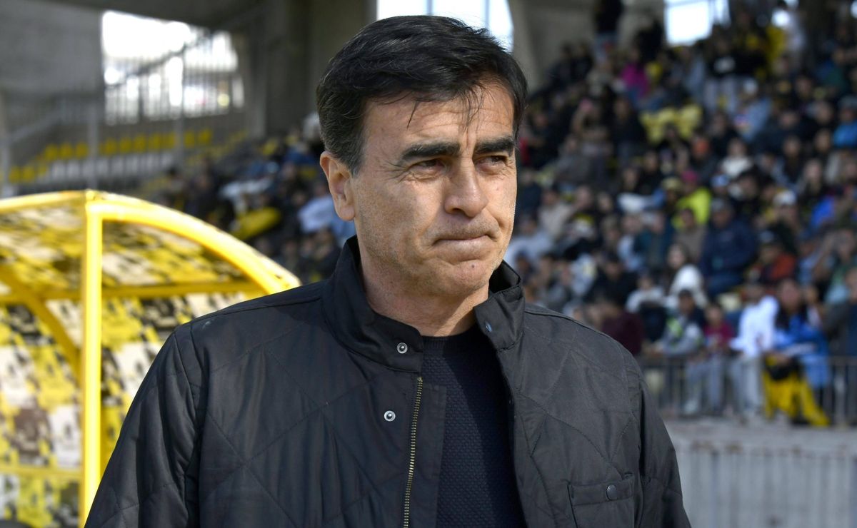 Gustavo Quinteros coloca fim na novela e decide se vai treinar o Santos em 2025