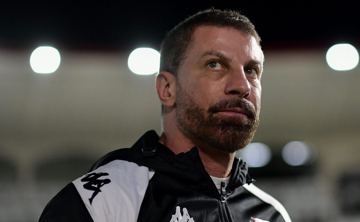 Pedrinho prepara proposta oficial por Gustavo Quinteros e tem pressa no Vasco