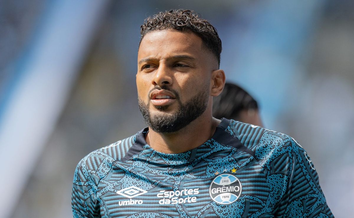 Reinaldo fica próximo do Fluminense e lateral está com conversas avançadas nas laranjeiras