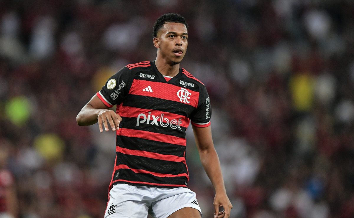 Carlinhos é punido pelo STJD após quebrar VAR e Flamengo toma atitude sobre atacante
