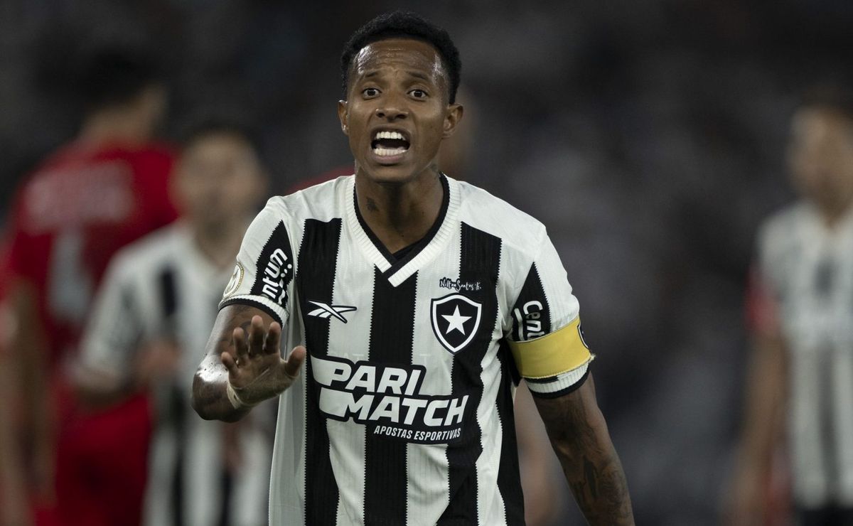 Botafogo se despede de Tchê Tchê e volante acerta com rival do Glorioso