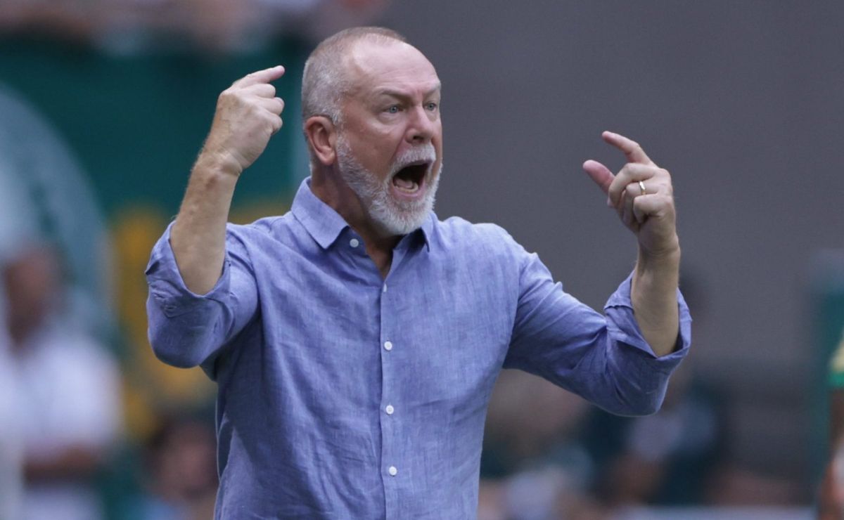 Mano Menezes recebe notícia de interesse do Universitário-Chi em zagueiro do Fluminense