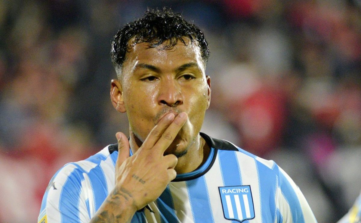 Alvo do Santos, Roger Martínez tem oferta do Racing e deve responder em breve