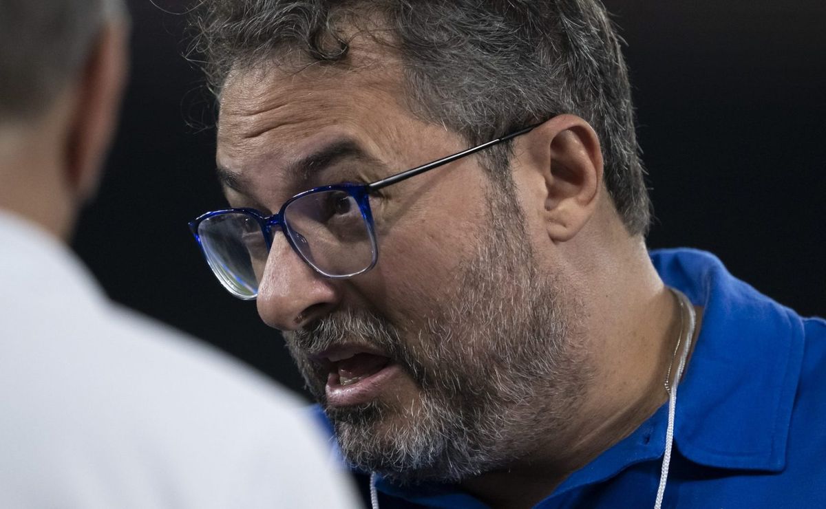 Vasco age mais rápido que Alexandre Mattos e negocia com zagueiro