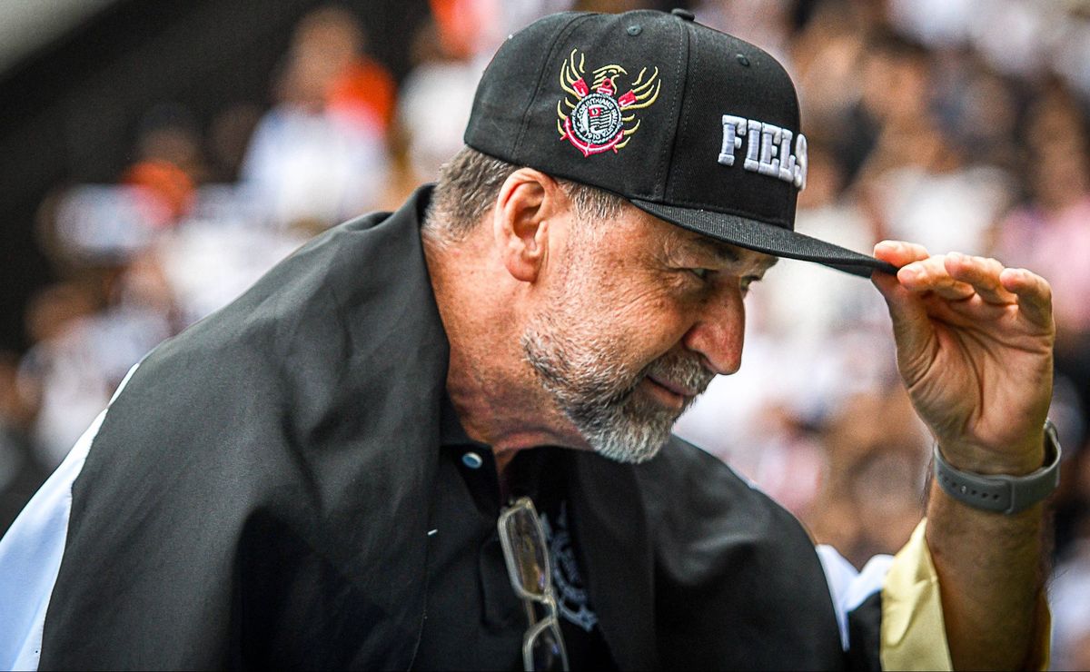 Augusto Melo decide contratar e tem negociações avançadas no Corinthians por Mauro Júnior, do PSV