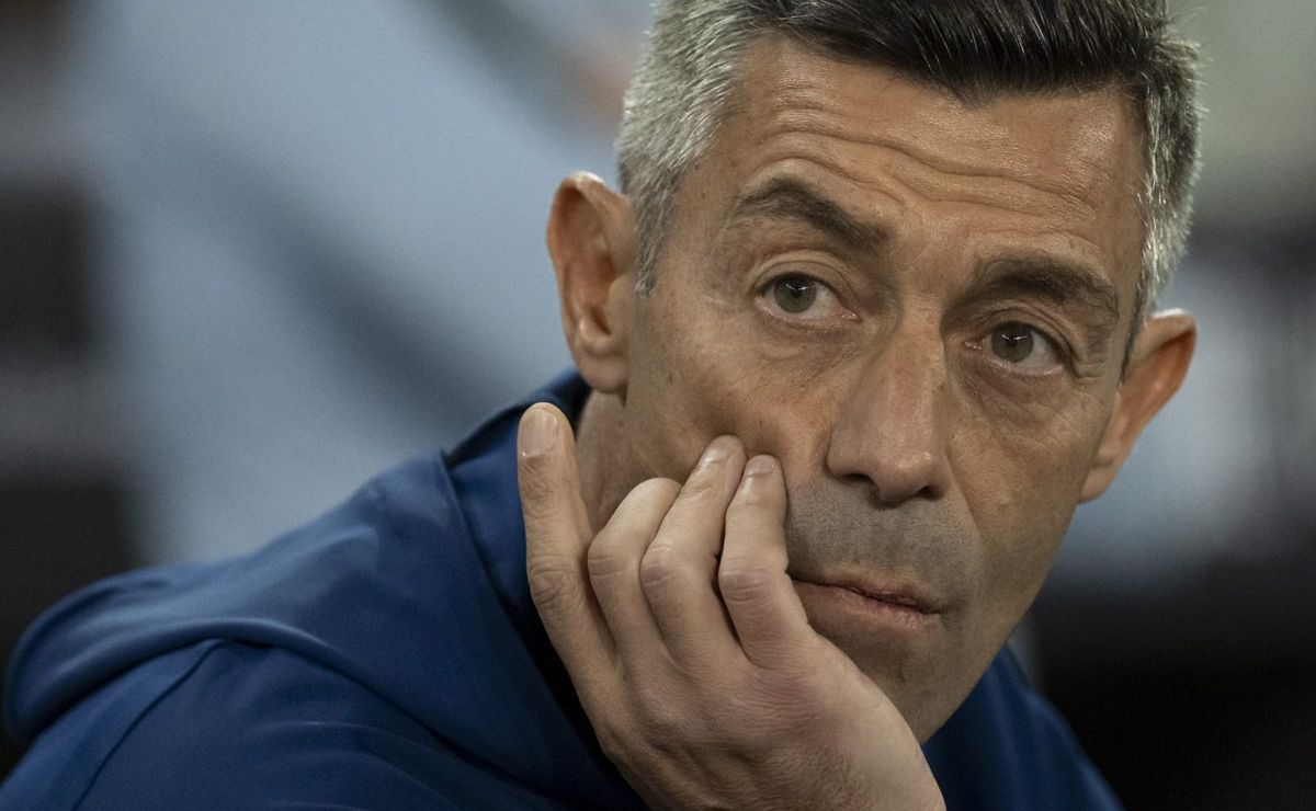 Pedro Caixinha vai tomar decisão oficial e pode confirmar saída no Santos de Yusupha Njie