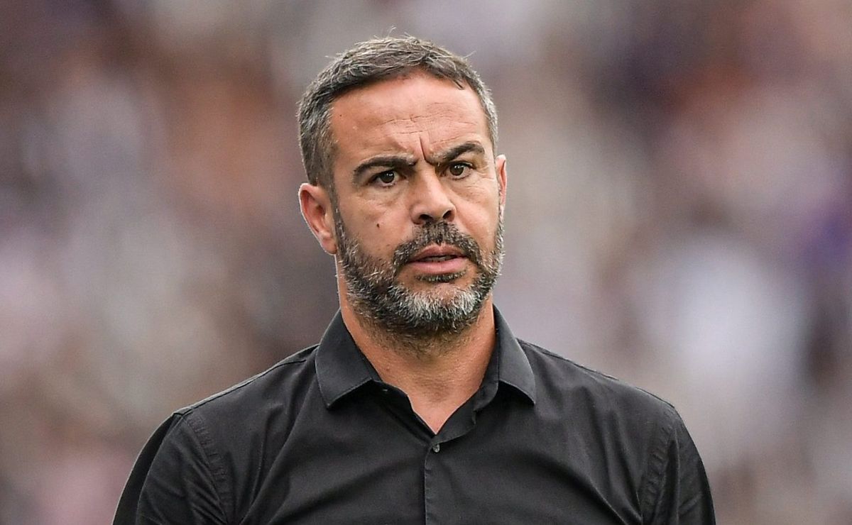 Botafogo define saída do lateral Hugo por empréstimo e Artur Jorge é avisado