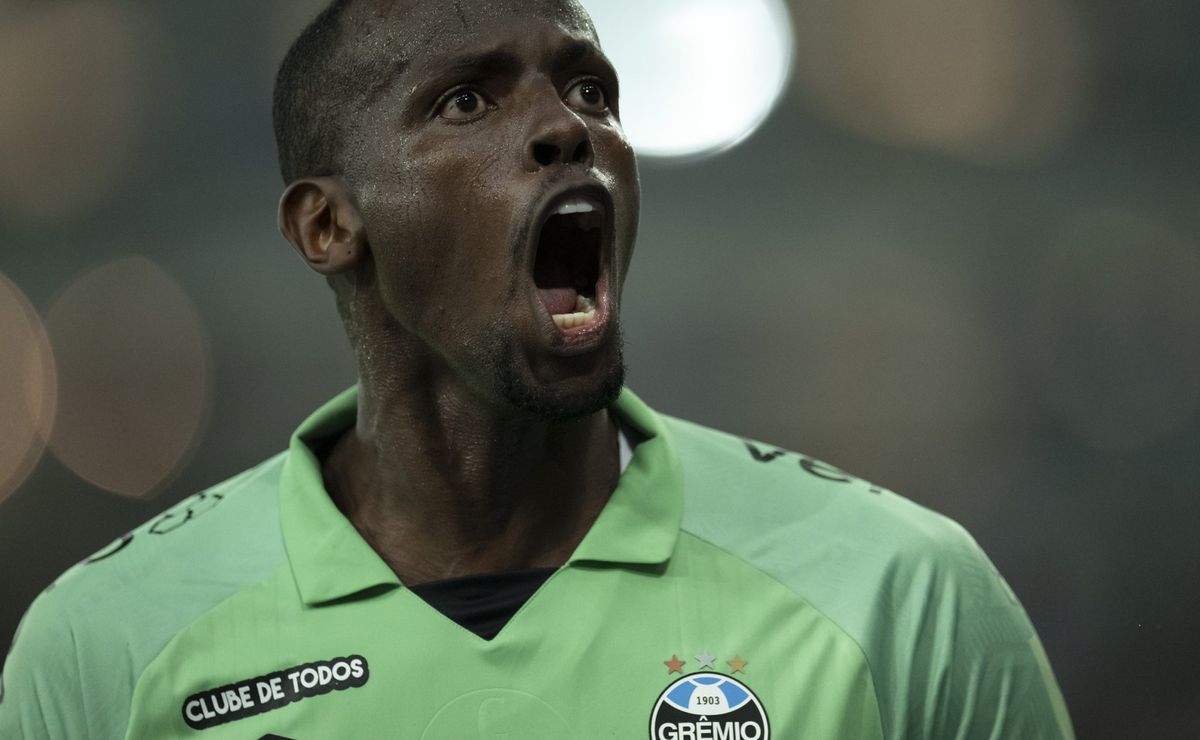 Caíque é dispensado por Gustavo Quinteros e Grêmio recebe proposta pelo goleiro