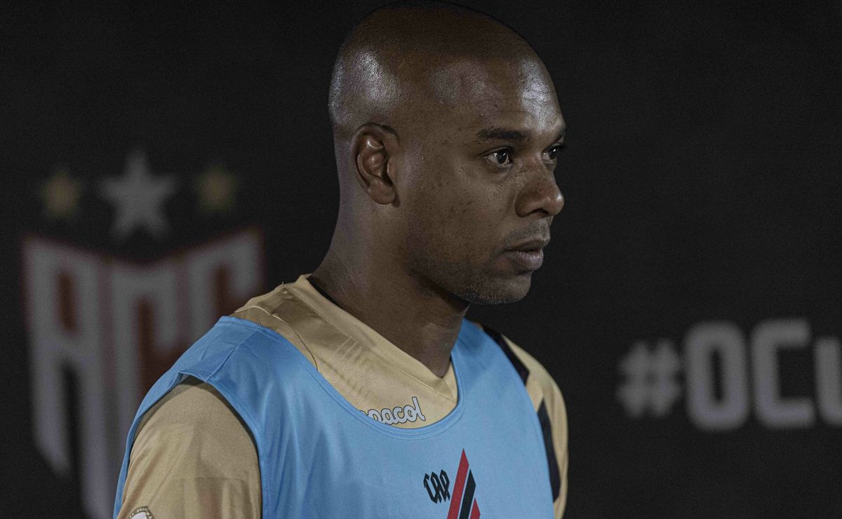 Fernandinho tem atrito com Athletico-PR e ficará sem clube para jogar a partir de 2025