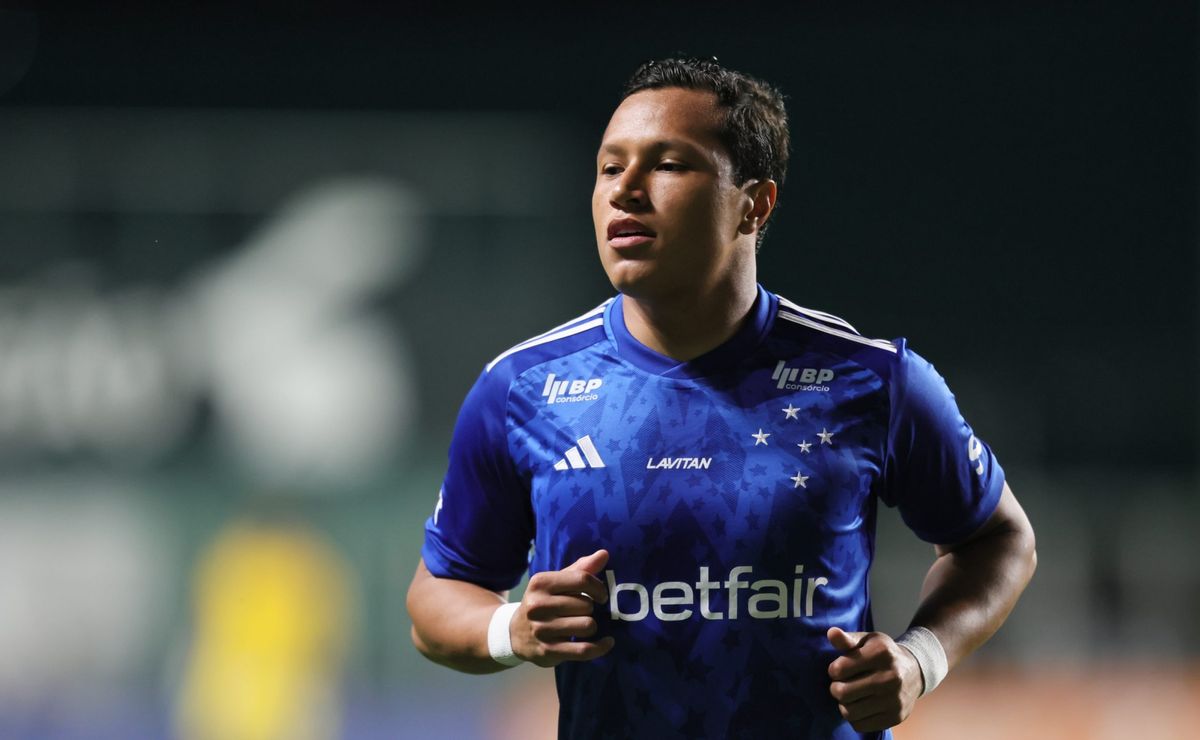 Marlon decide permanecer no Cruzeiro após interesse do Grêmio no lateral-esquerdo