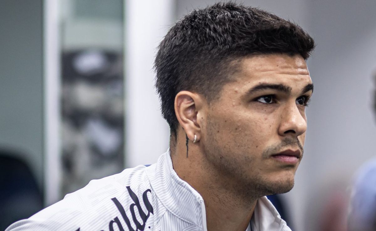 Rodrigo Fernández tem futuro exposto no Santos e não deve ficar para 2025