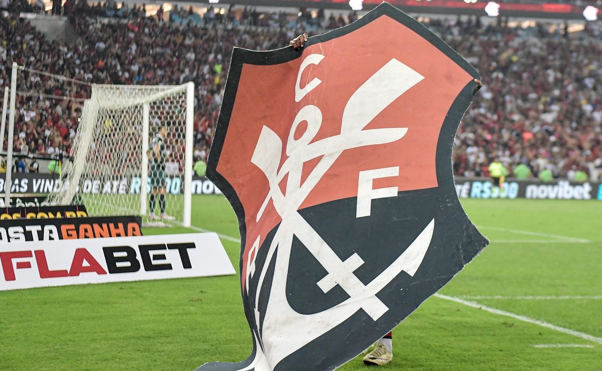 Jogador campeão pelo Flamengo em 2009 despendura as chuteiras e anuncia retorno ao futebol