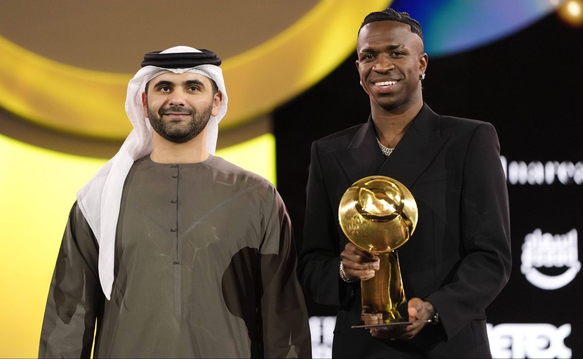 Vini Jr menciona Flamengo ao conquistar mais um prêmio de melhor jogador do mundo