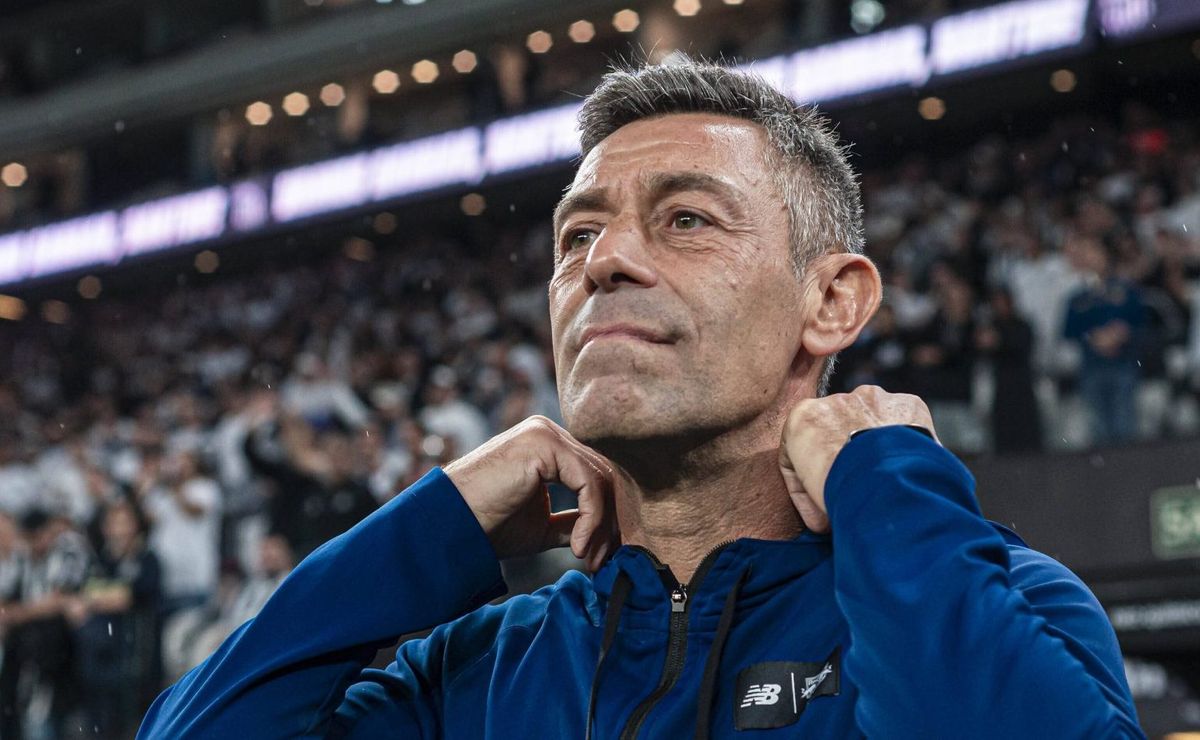 Pedro Caixinha dispensa atacante e Santos pode rescindir contrato com Julio Furch
