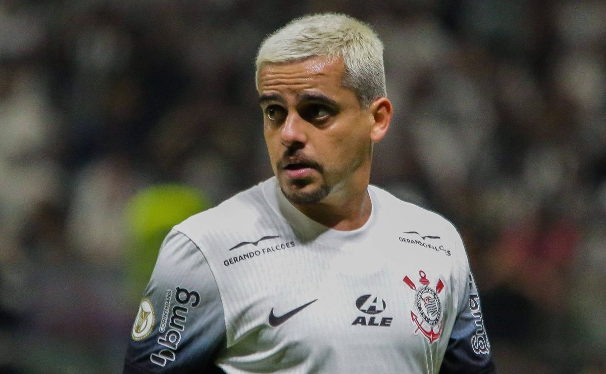 Ramón Díaz dá aval e Corinthians aprova substituto de Fagner para 2025