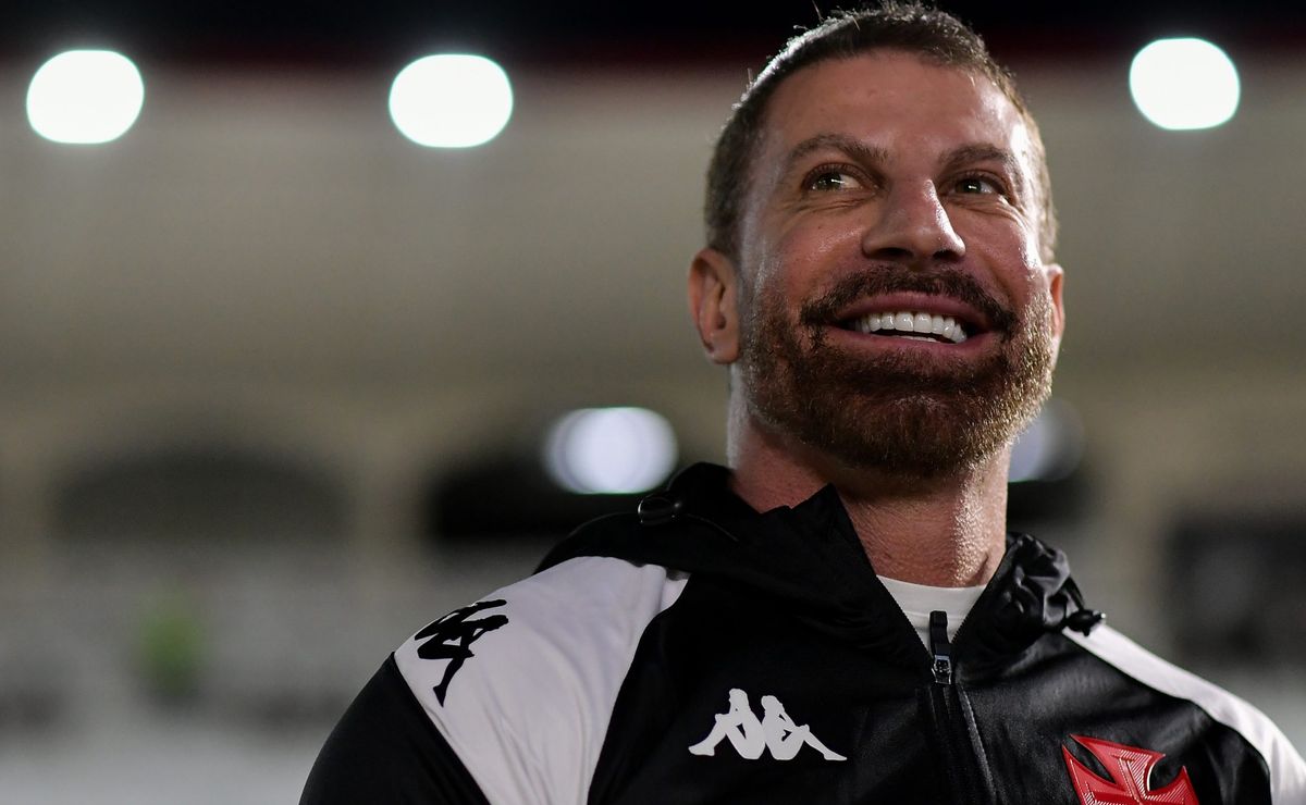 Pedrinho mira em grande zagueiro em meio às especulações sobre David Luiz no Vasco