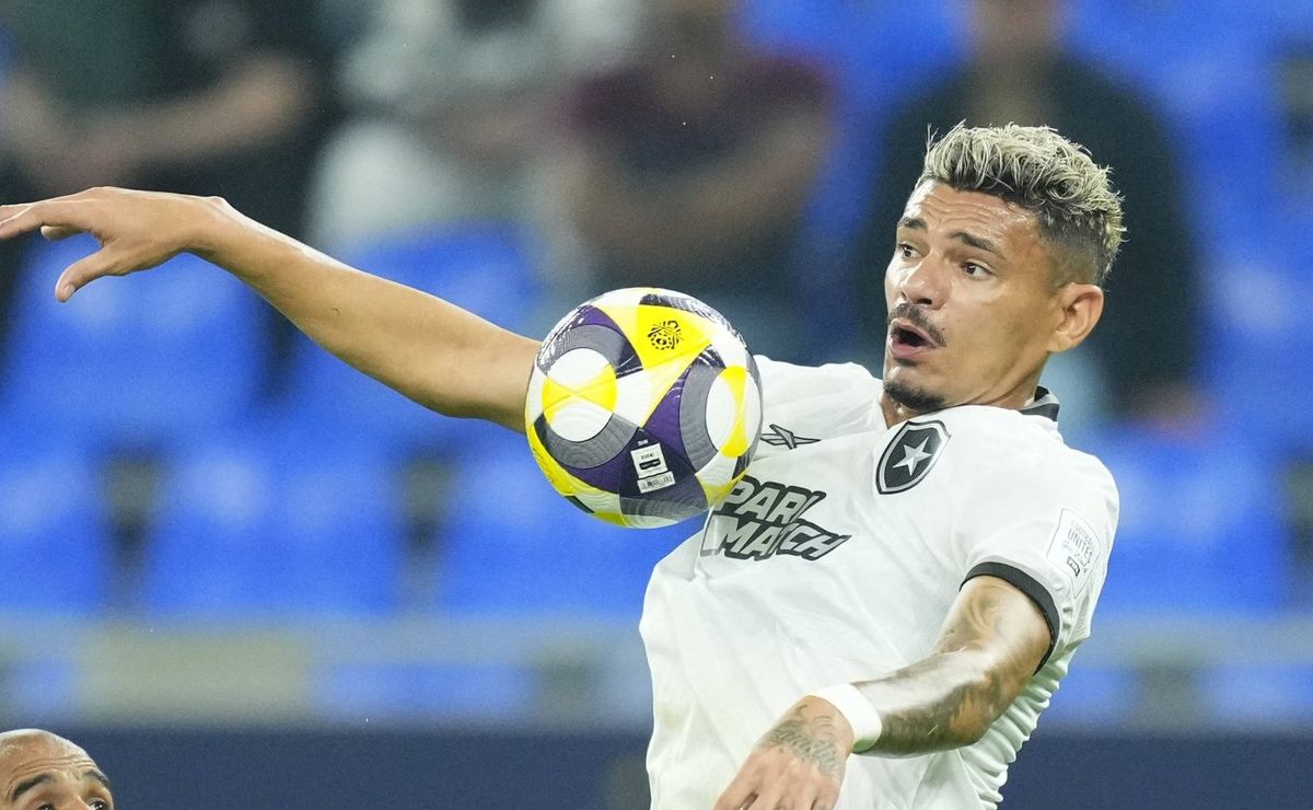 Tiquinho Soares muda de ideia e pode deixar o Botafogo para jogar no Santos