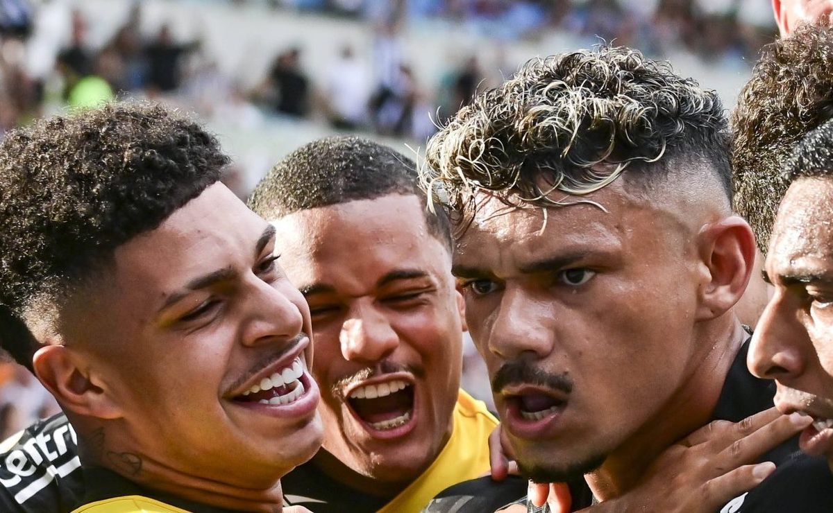 Botafogo libera Tiquinho e +2 jogadores ao Santos e fecha contratação de Jair, afirma jornalista