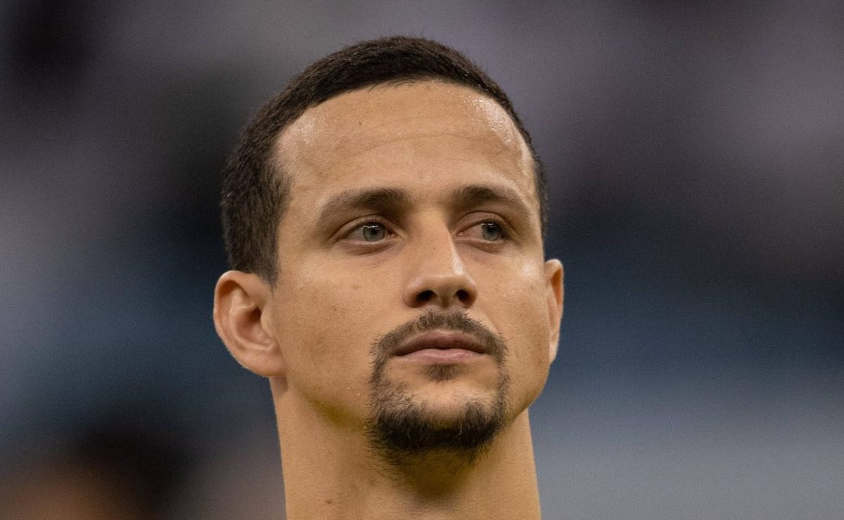 Corinthians monitora situação de Luiz Felipe e pode fechar com zagueiro ex-Lazio